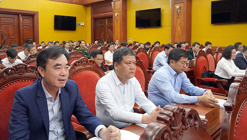  Đồng chí Trưởng ban Tổ chức Tỉnh ủy Trần Vũ Khiêm trình bày các báo cáo