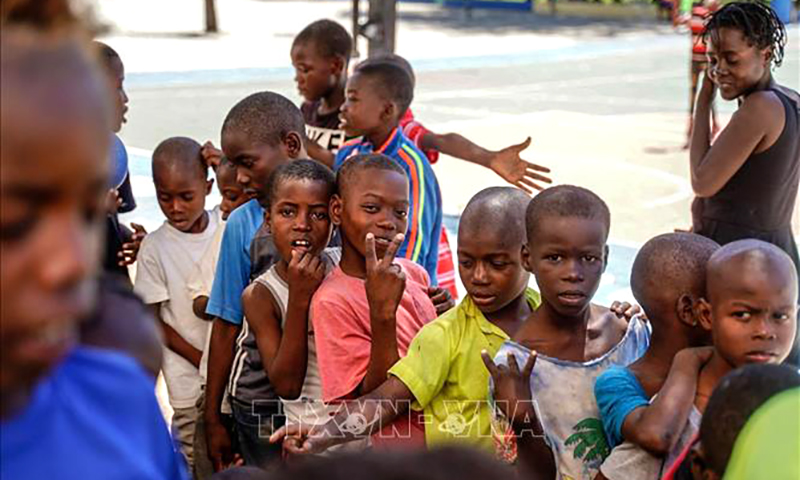 Trẻ em tại trại tị nạn ở Port-au-Prince, Haiti, ngày 30/7/2022. Ảnh tư liệu: AFP/TTXVN