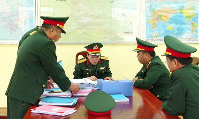 Đại tá Phạm Văn Đông, Phó Chủ nhiệm Chính trị Quân khu 4 (ngồi giữa) chủ trì kiểm tra hệ thống giáo án bài giảng, sổ sách đăng ký… 