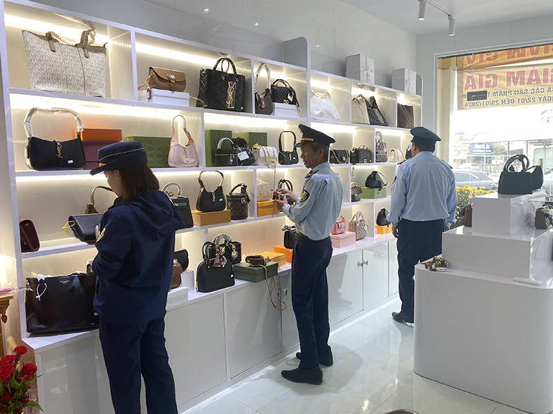 Đội QLTT số 1 kiểm tra một cơ sở kinh doanh hàng thời trang tại địa bàn xã Lộc Ninh.