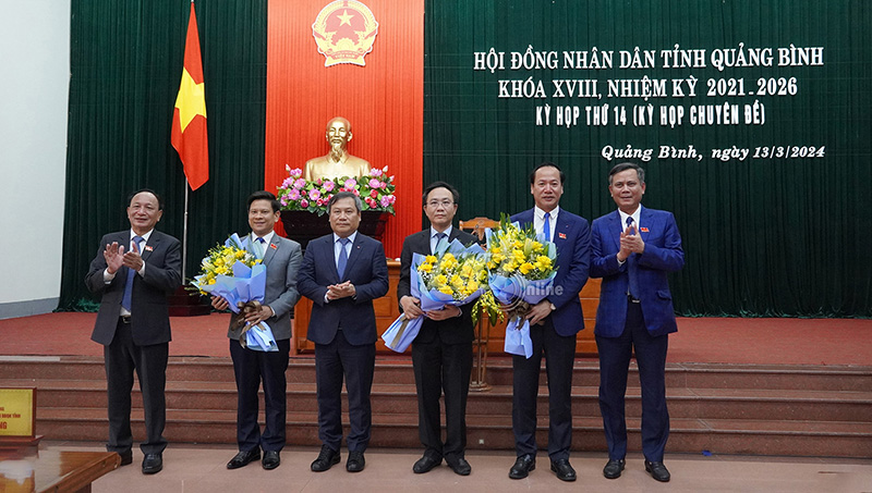 Các đồng chí trong Thường trực Tỉnh ủy tặng hoa chúc mừng các đồng chí vừa được bầu giữ các chức vụ trong HĐND, UBND tỉnh nhiệm kỳ 2021-2026