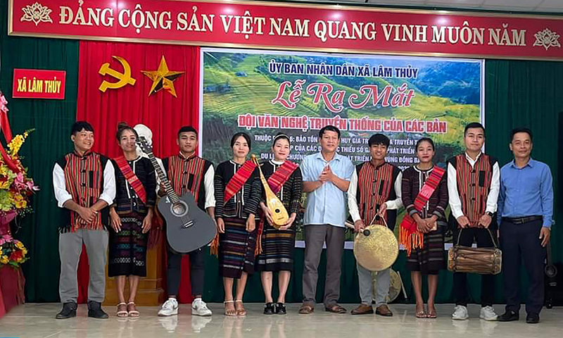 Lễ ra mắt các đội văn nghệ truyền thống của các bản tại xã Lâm Thủy.  A2: Nhiều khởi sắc trong đời sống văn hóa tại xã Ngân Thủy.