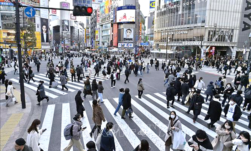 Người dân di chuyển trên đường phố tại Tokyo, Nhật Bản. Ảnh tư liệu: Kyodo/TTXVN