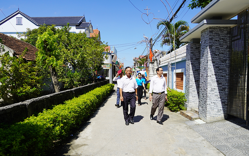 Đường làng, ngõ xóm nhiều khu dân cư trên địa bàn huyện Bố Trạch ngày càng khang trang, sạch đẹp.