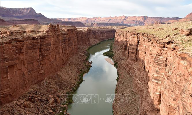 Sông Colorado nhìn từ cầu Navajo ở Marble Canyon, Arizona, Mỹ. Ảnh (tư liệu): AFP/TTXVN