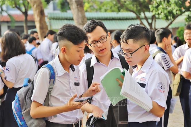 Các thí sinh TP Hồ Chí Minh thảo luận sao khi hoàn thành bài thi môn Toán. Ảnh tư liệu: Hồng Giang/TTXVN