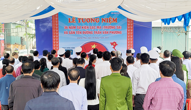 Quang cảnh lễ tri ân các AHLS Gạc Ma và lễ đặt tên đường AHLS Trần Văn Phương