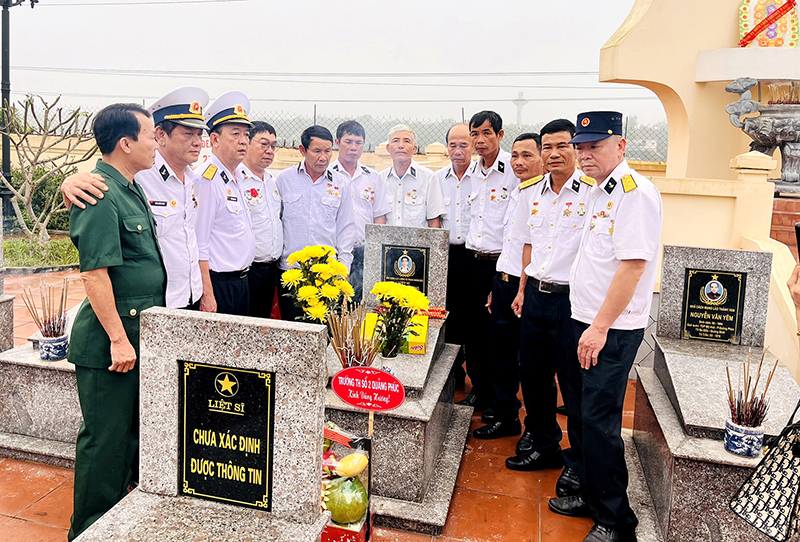 Các CCB Gạc Ma bên phần mộ AHLS Trần Văn Phương