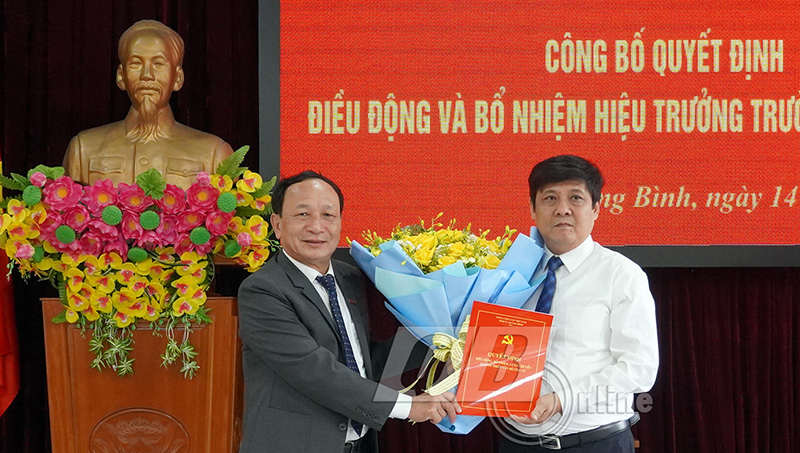 Đồng chí Phó Bí thư Thường trực Tỉnh ủy Trần Hải Châu trao quyết định điều động, bổ nhiệm cho đồng chí Lê Công Toán