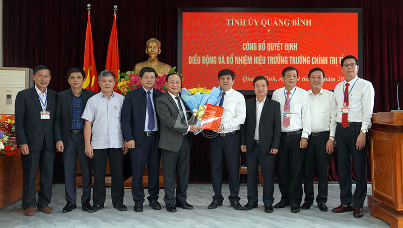 Đồng chí Phó Bí thư Thường trực Tỉnh ủy Trần Hải Châu và các đồng chí lãnh đạo tỉnh chụp ảnh lưu nhiệm tại lễ công bố