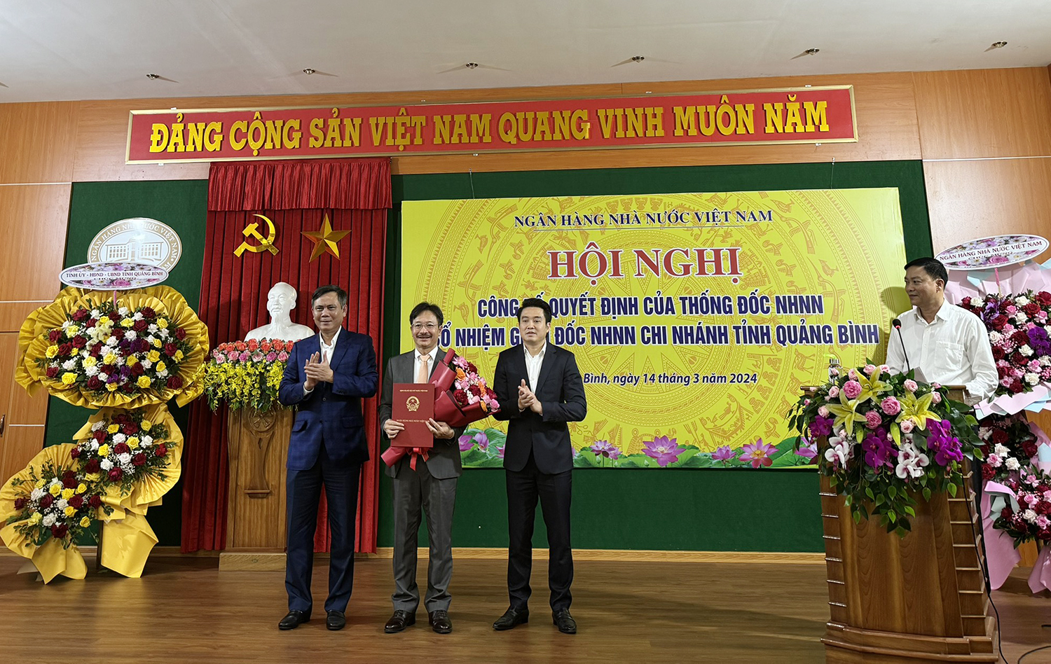 Đồng chí Chủ tịch UBND tỉnh Trần Thắng và đại diện NHNN Việt Nam trao quyết định bổ nhiệm Giám đốc NHNN-Chi nhánh Quảng Bình Lương Hải Lưu. 