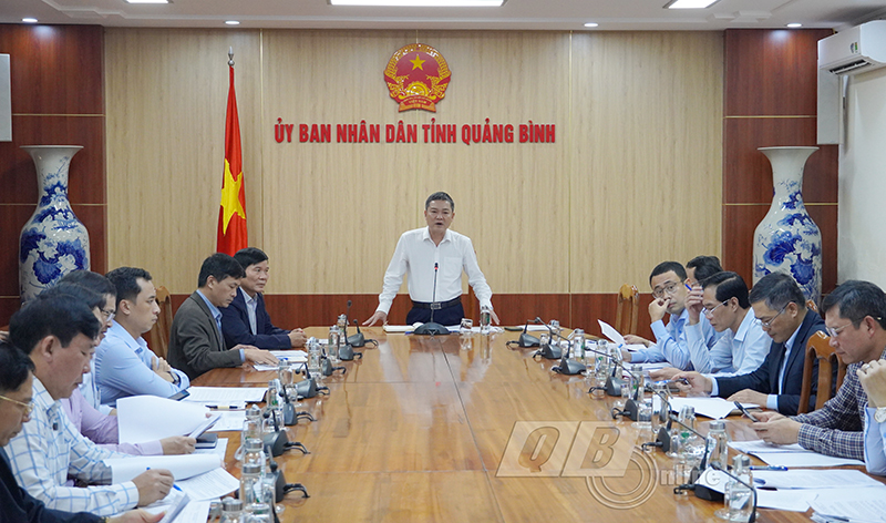 Đồng chí Phó Chủ tịch UBND tỉnh Phan Phong Phú phát biểu kết luận tại cuộc họp.