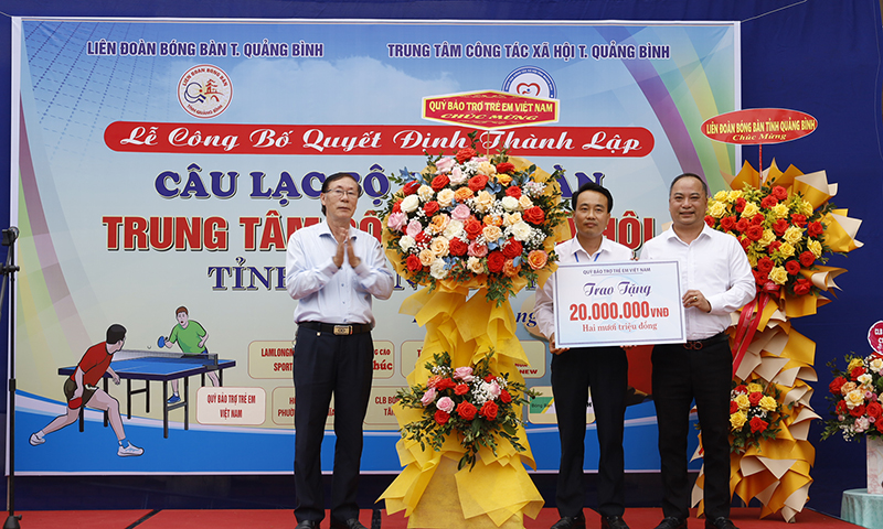 Quỹ Bảo trợ trẻ em Việt Nam cũng đã trao tặng cho Trung tâm Công tác xã hội tỉnh 20 triệu đồng.