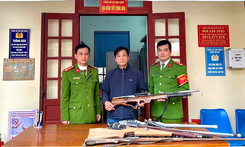 Lực lượng Công an huyện Quảng Ninh vận động nhân dân giao nộp vũ khí, vật liệu nổ công cụ hỗ trợ, pháo nổ góp phần bảo vệ sự bình yên cho nhân dân.
