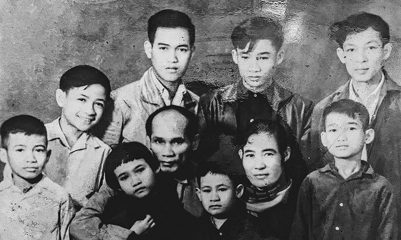 Nhà thơ Lưu Trọng Lư (em ruột ông Lưu Trọng Dư) cùng vợ và các con (ảnh do con cháu nhà thơ Lưu Trọng Lư cung cấp).