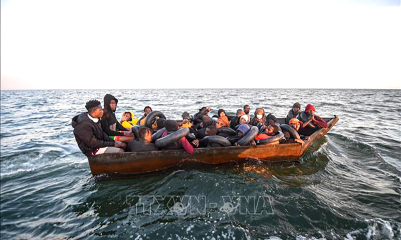 Người di cư chờ được giải cứu trên Địa Trung Hải, ngoài khơi bờ biển Sfax của Tunisia. Ảnh minh họa: AFP/TTXVN