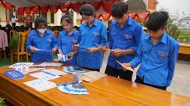 Các em học viên Trung tâm GDNN-GDTX huyện Bố Trạch tìm hiểu thông tin về phòng, chống mua bán người, di cư an toàn tại sự kiện.
