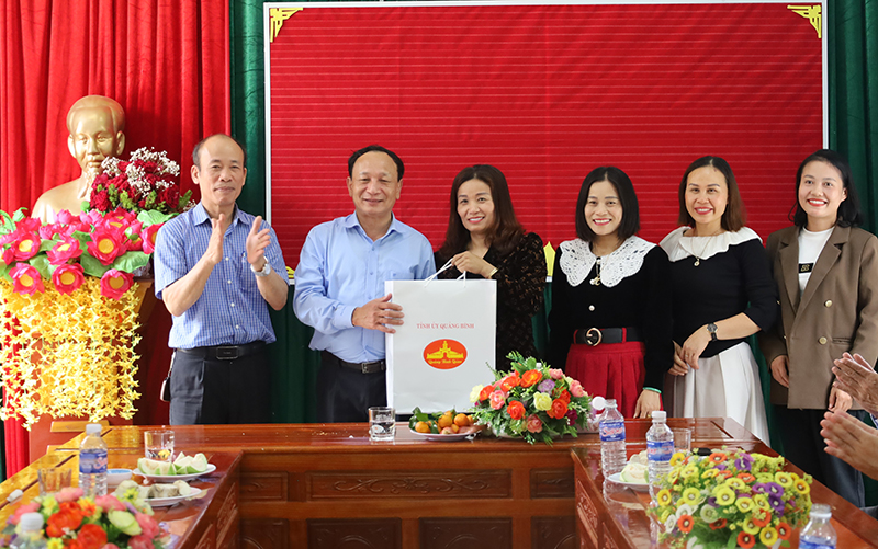 Đồng chí Phó Bí thư Thường trực Tỉnh ủy Trần Hải Châu tặng quà động viên tập thể cán bộ, giáo viên Trường mầm non Lâm Hóa.