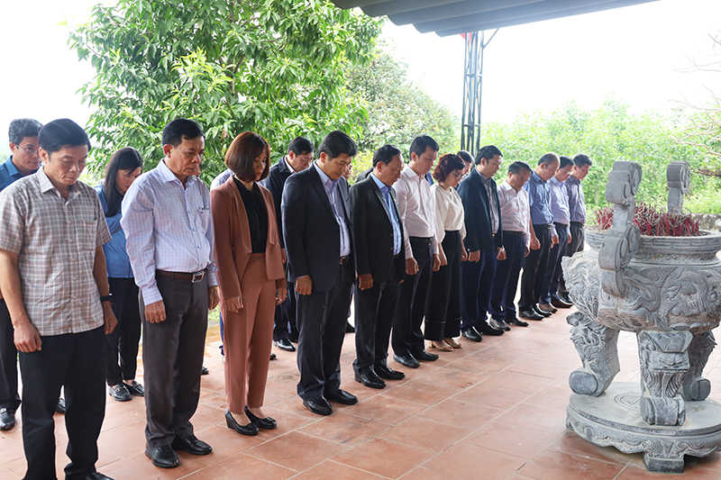 Đồng chí Phó Bí thư Thường trực Tỉnh ủy Trần Hải Châu và đoàn công tác dành phút mặc niệm tưởng nhớ các anh hùng liệt sĩ tại di tích lịch sử Hang Lèn Hà.