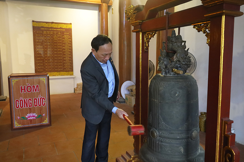 Đồng chí Phó Bí thư Thường trực Tỉnh ủy Trần Hải Châu thỉnh chuông tại tại di tích lịch sử Hang Lèn Hà.