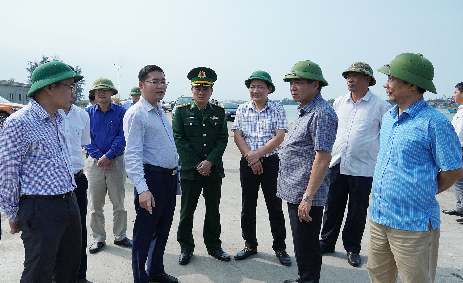 Đồng chí Phó Chủ tịch Thường trực UBND tỉnh Đoàn Ngọc Lâm kiểm tra công tác chống khai thác IUU tại cảng cá sông Gianh (xã Thanh Trạch).