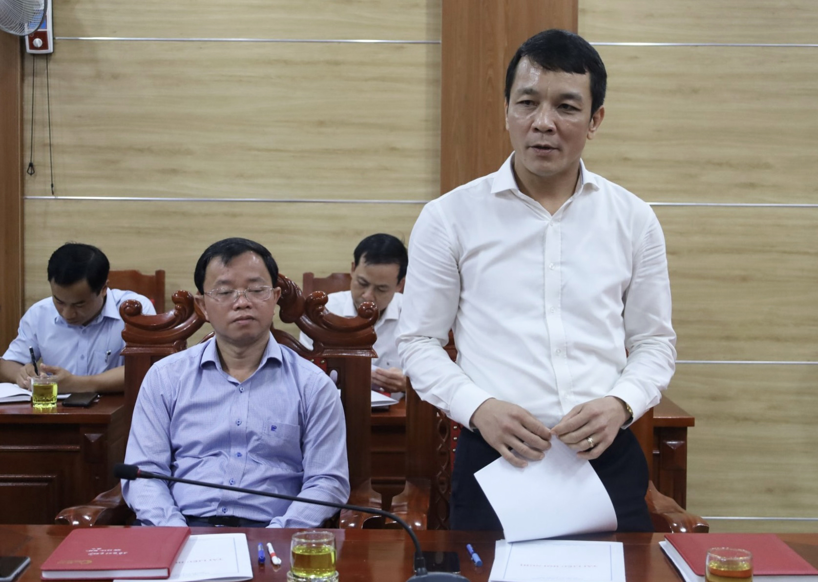Đồng chí Bí thư Huyện ủy Tuyên Hóa Nguyễn Hoài Nam báo cáo tình hình kinh tế-xã hội, công tác xây dựng Đảng của huyện.