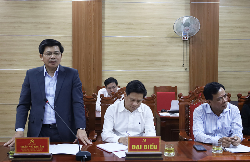Đồng chí Trưởng ban Tổ chức Tỉnh ủy Trần Vũ Khiêm thảo luận tại buổi làm việc.