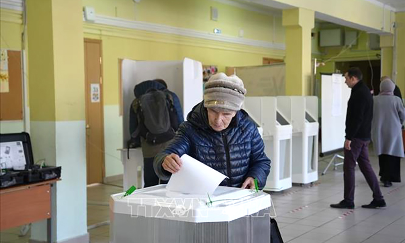 Cử tri ở thủ đô Moskva tiến hành bỏ phiếu. Ảnh: TTXVN phát