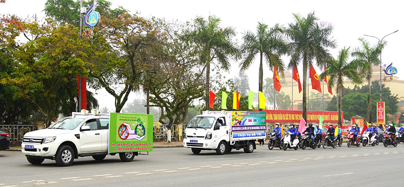 Các lực lượng diễu hành cổ động tuyên truyền thực hiện VMĐT trên các tuyến đường chính. 