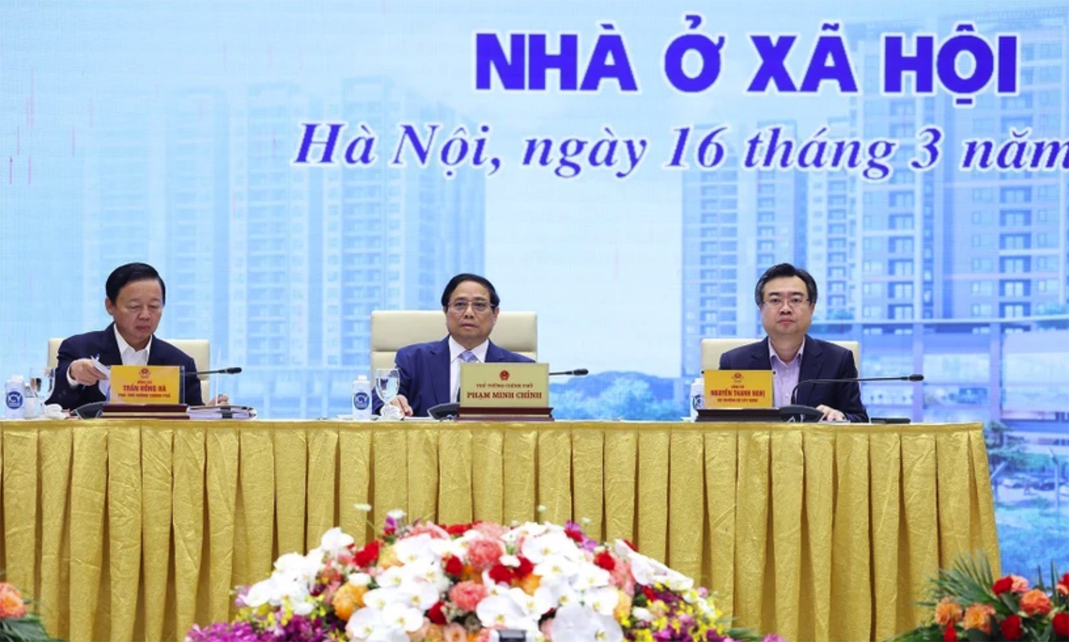 Thủ tướng Phạm Minh Chính chủ trì hội nghị tháo gỡ khó khăn, thúc đẩy phát triển nhà ở xã hội. (Ảnh: Dương Giang/TTXVN)