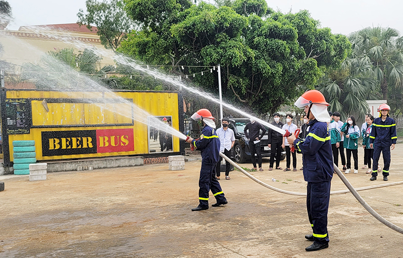 Lực lượng cảnh sát PCCC và CNCH thực hành động tác phun vòi rồng chữa cháy