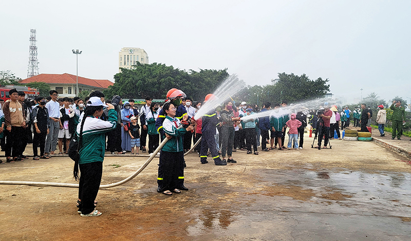 Hướng dẫn thực hành cho các em học sinh sử dụng vòi rồng dập tắt đám cháy