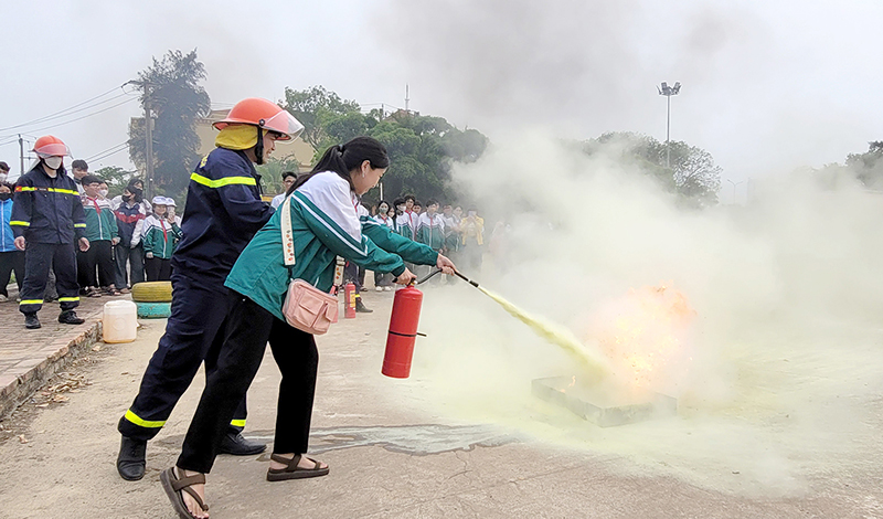 Và thực hành dùng bình chữa cháy mi- ni để dập tắt đám cháy