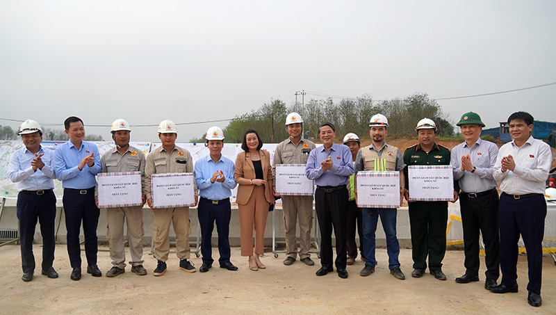 Đồng chí Phó Chủ tịch Quốc hội Nguyễn Đức Hải tặng quà động viên cán bộ, công nhân thi công dự án