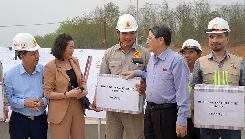 Đồng chí Phó Chủ tịch Quốc hội Nguyễn Đức Hải yêu cầu: “An toàn, chất lượng, tiến độ là ba yêu cầu quan trọng của dự án, luôn phải được chú trọng và thực hiện tốt”