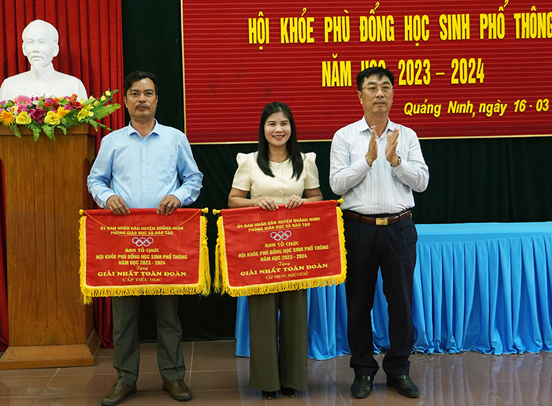 Lãnh đạo huyện Quảng Ninh trao giải nhất toàn đoàn cho Trường THCS thị trấn Quán Hàu và Trường tiểu học Hải Ninh.