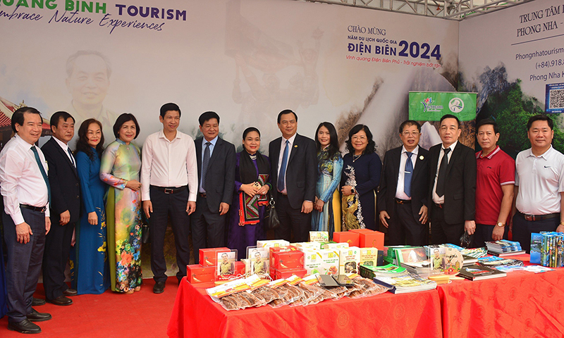 Thứ trưởng Bộ Văn hóa-Thể thao và Du lịch Hồ An Phong thăm gian trưng bày của du lịch Quảng Bình tại Không gian văn hóa vùng cao. 