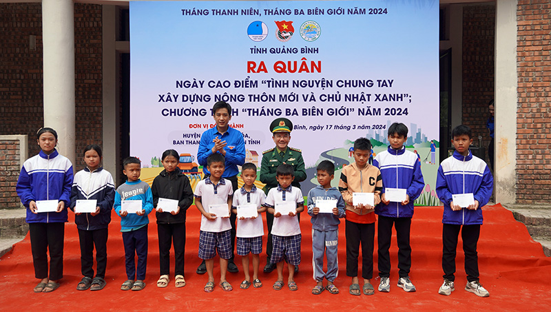 Đại diện lãnh đạo Tỉnh đoàn và Bộ Chỉ huy BĐBP tỉnh trao học bổng “Nâng bước em tới trường” cho các em học sinh