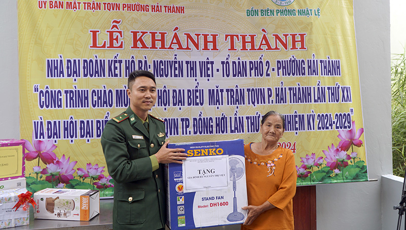 Đại diện lãnh đạo Đồn Biên phòng Nhật Lệ tặng quà cho gia đình bà Nguyễn Thị Việt