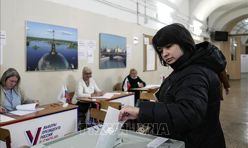 Cử tri bỏ phiếu bầu Tổng thống Nga tại điểm bầu cử ở St. Petersburg, ngày 15/3/2024. Ảnh: THX/TTXVN