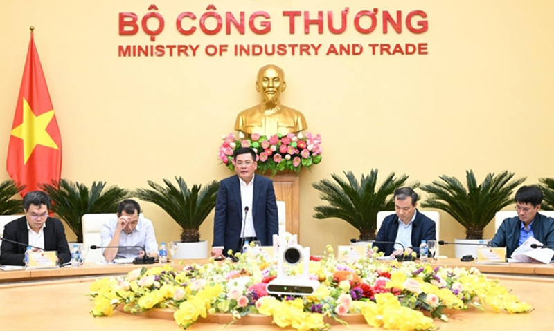 Bộ trưởng Bộ Công thương Nguyễn Hồng Diên chủ trì cuộc họp. 