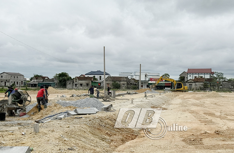 Nhà thầu đang đang thi công hạ tầng tại khu tái định cư xã Quảng Thanh (huyện Quảng Trạch)