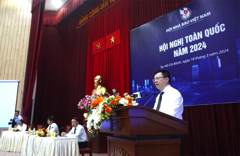Ông Lê Quốc Minh, Tổng Biên tập Báo Nhân dân, Phó trưởng Ban Tuyên giáo Trung ương, Chủ tịch Hội Nhà báo Việt Nam, phát biểu tại Hội nghị. (Ảnh: Thu Hoài/TTXVN)