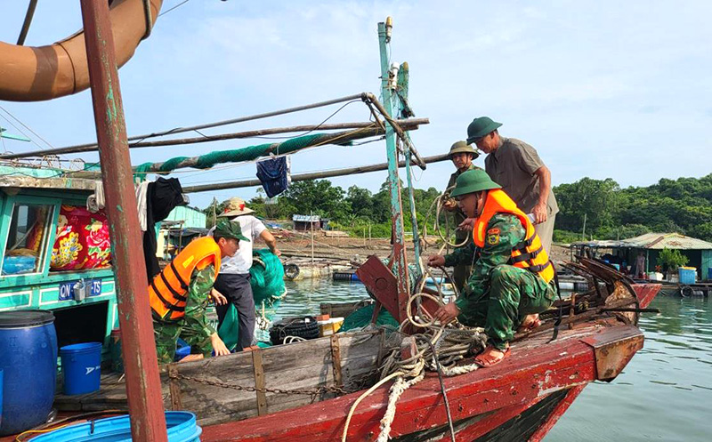 Cán bộ Đồn Biên phòng cửa khẩu cảng Vạn Gia (BĐBP Quảng Ninh) giúp dân neo đậu tàu thuyền tránh bão Talim (tháng 7/2023). Ảnh: Xuân Hùng