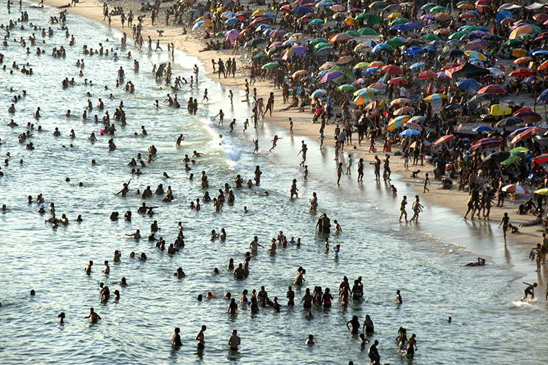 Do nắng nóng, các bãi biển Ipanema và Copacabana đều chật kín người. Ảnh: AFP