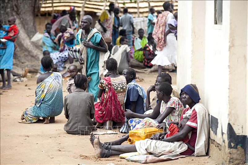 Các bà mẹ đưa con bị suy dinh dưỡng do thiếu lương thực tới khám tại một trung tâm dinh dưỡng của Hội chữ thập Đỏ ở Panthau, Nam Sudan. Ảnh tư liệu: AFP/TTXVN