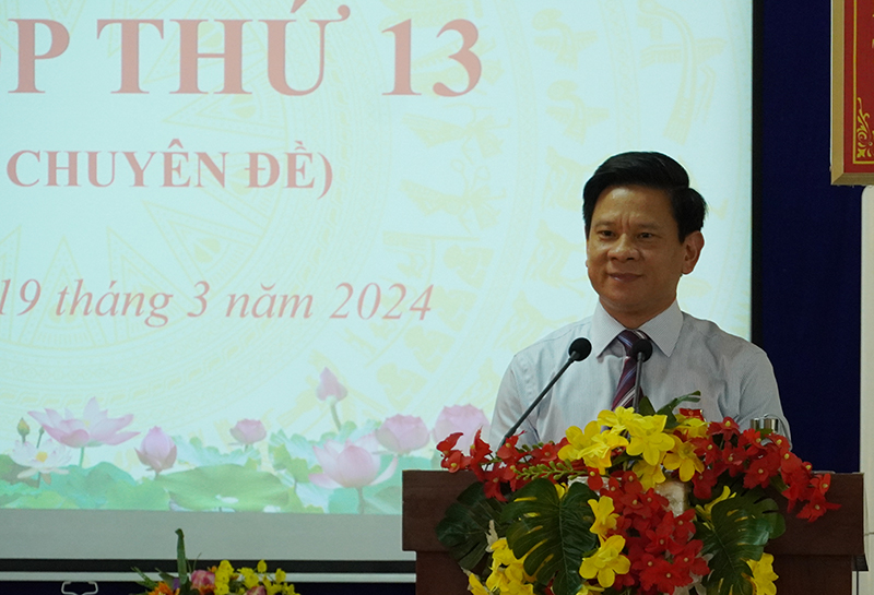 Phó Chủ tịch HĐND tỉnh, Bí thư Huyện ủy, Chủ tịch HĐND huyện Lệ Thủy Lê Vĩnh Thế phát biểu tại kỳ họp.