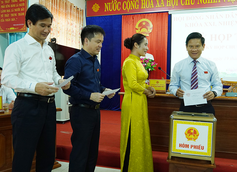  Các đại biểu HĐND huyện Lệ Thủy bỏ phiếu bầu Ủy viên UBND huyện nhiệm kỳ 2021-2026.