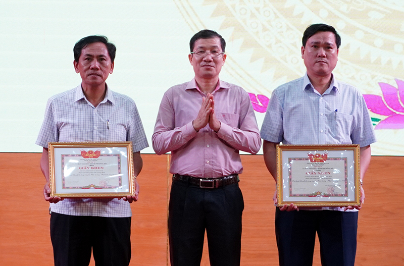 Đồng chí Phó Chủ tịch UBND TP. Đồng Hới Nguyễn Đức Cường trao thưởng các tập thể có thành tích xuất sắc trong công tác BV-PTR năm 2023.