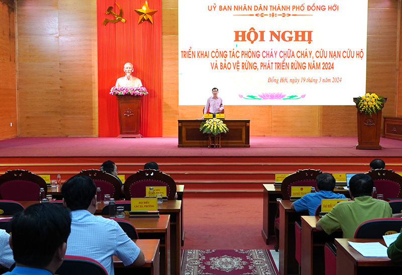 Đồng chí Phó Chủ tịch UBND TP. Đồng Hới Nguyễn Đức Cường điều hành thảo luận.